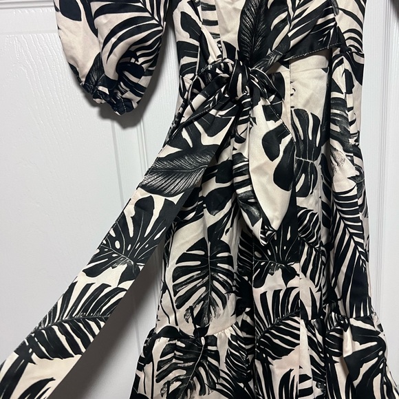 ASOS DESIGN wrap mini dress in mono tropical print - Picture 5 of 10